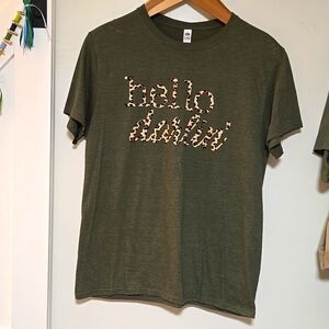 Fruit of the Loom Iconic tee Size Large "hello darlin"